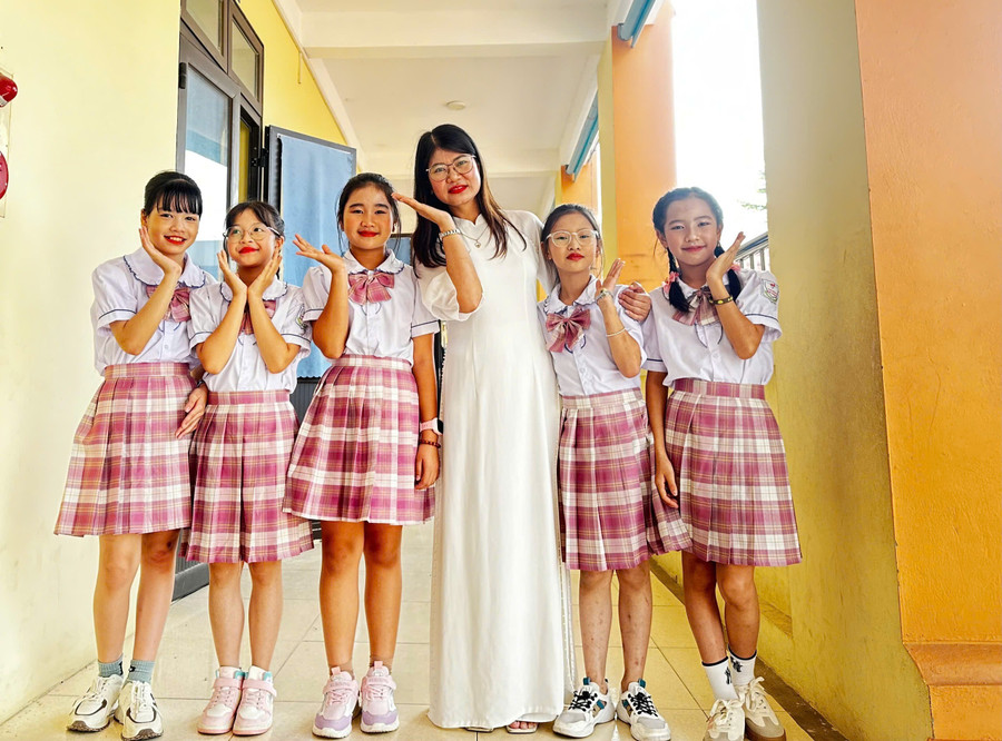 Cô Lê Thị Trường và học trò. 1-1024.jpg