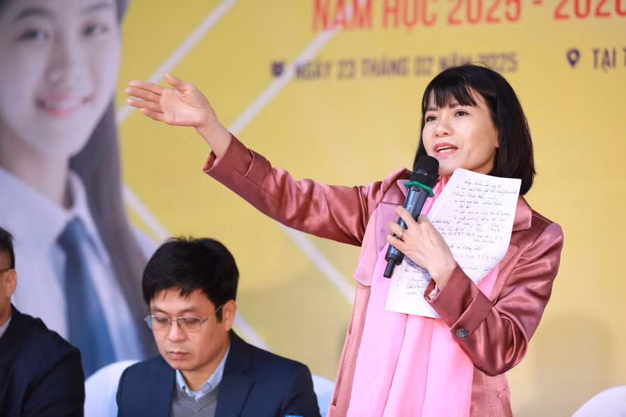 Cô Nguyễn Thị Nhiếp, Hiệu trưởng Trường THPT chuyên Chu Văn An (Hà Nội) chia sẻ tại Ngày hội tự tin vào lớp 10.