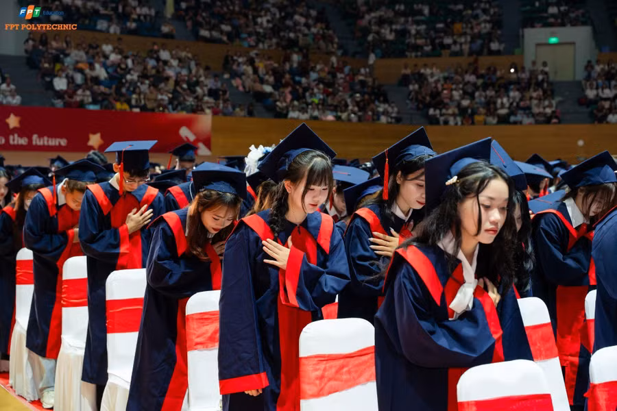 Khoảnh khắc sinh viên tri ân cha mẹ trong lễ tốt nghiệp.