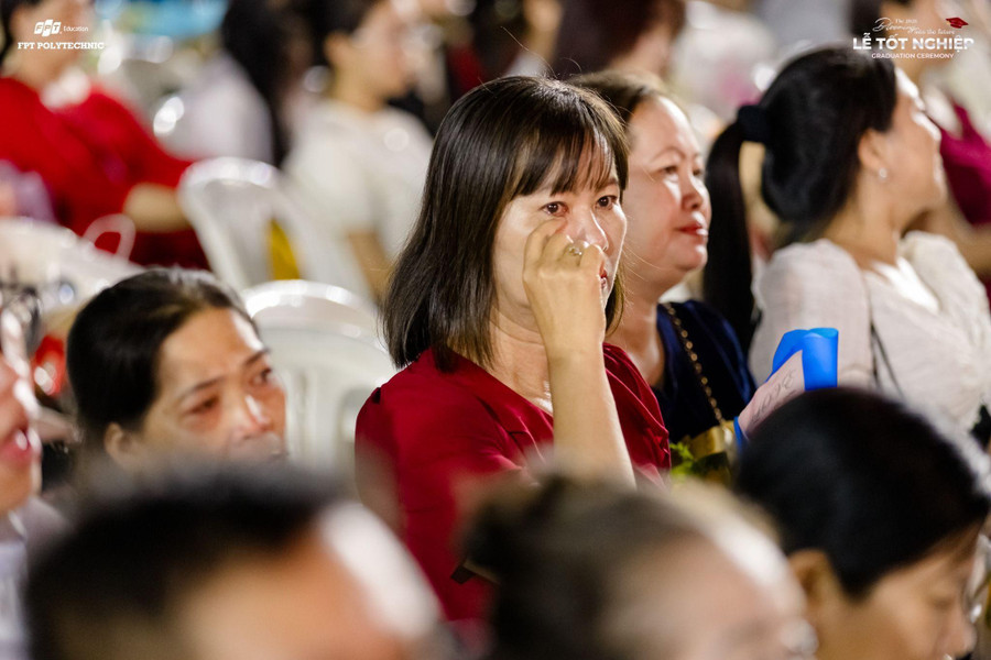 Phụ huynh xúc động khi chứng kiến sự trưởng thành của con trong buổi lễ tốt nghiệp. image007.jpg