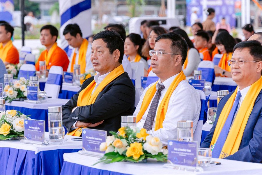 Lãnh đạo Thành phố Huế và lãnh đạo Tập đoàn FPT tại sự kiện. image001.jpg