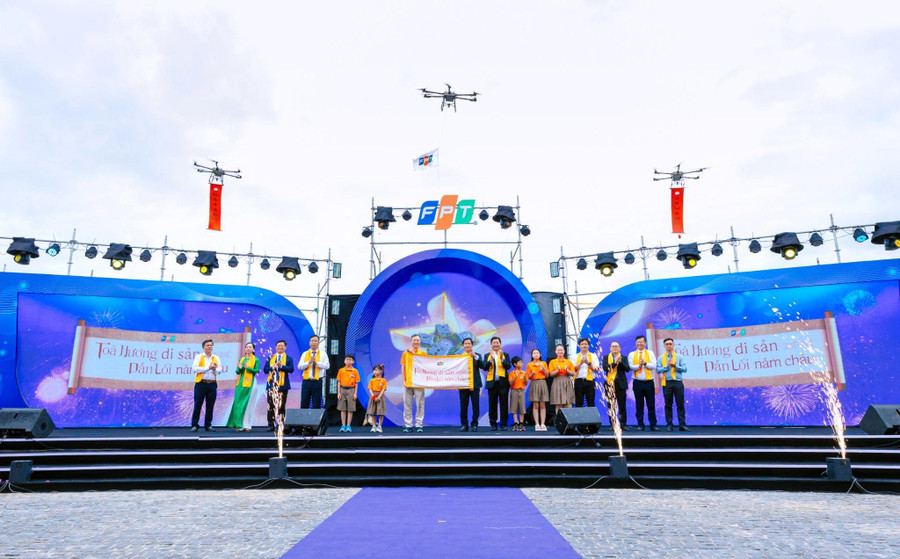Đại diện Tập đoàn FPT và lãnh đạo Thành phố Huế thực hiện nghi thức Khánh thành Tổ hợp Giáo dục FPT Huế.