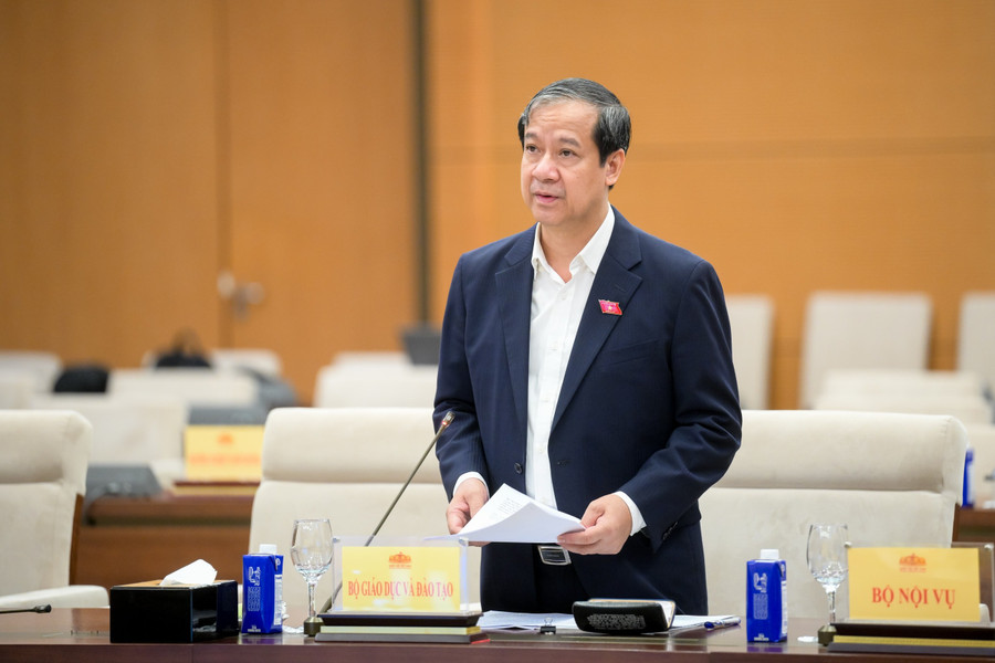 Bộ trưởng Nguyễn Kim Sơn báo cáo tại phiên họp. Ảnh: Phạm Thắng (Đại biểu Nhân dân). z81-5950-bo-truong-bo-giao-duc-va-dao-tao-nguyen-kim-son.jpg