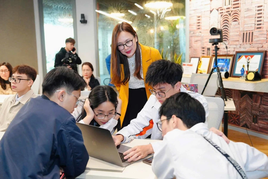 TS Kiều Phương Thùy hướng dẫn học sinh sử dụng AI để vẽ tranh trong Lễ phát động Cuộc thi Imagine Cup Junior 2024.