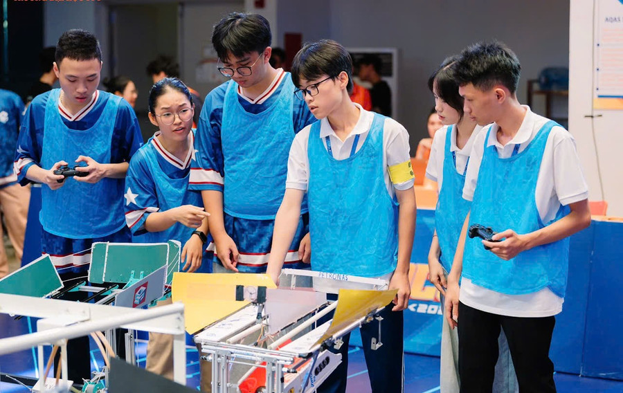 Học sinh thi đấu tại chung kết FPTU AI & Robotics Challenge 2025. fpt1.jpg