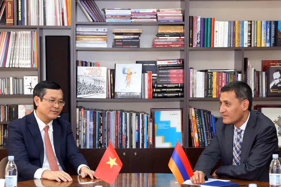 Thứ trưởng Nguyễn Văn Phúc và Thứ trưởng Bộ Giáo dục, Khoa học, Văn hóa và Thể thao Cộng hòa Armenia, ngài Martirosyan Artur.