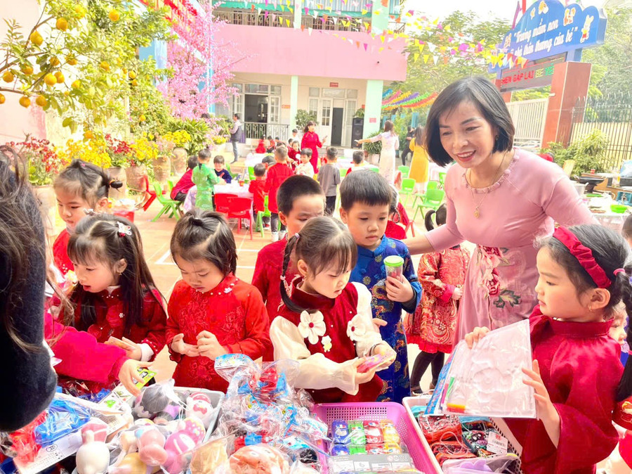 Trải nghiệm "Bé vui hội Xuân" tại Trường Mầm non Ngô Quyền (Bắc Giang).