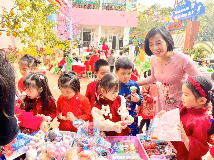 Trải nghiệm "Bé vui hội Xuân" tại Trường Mầm non Ngô Quyền (Bắc Giang).