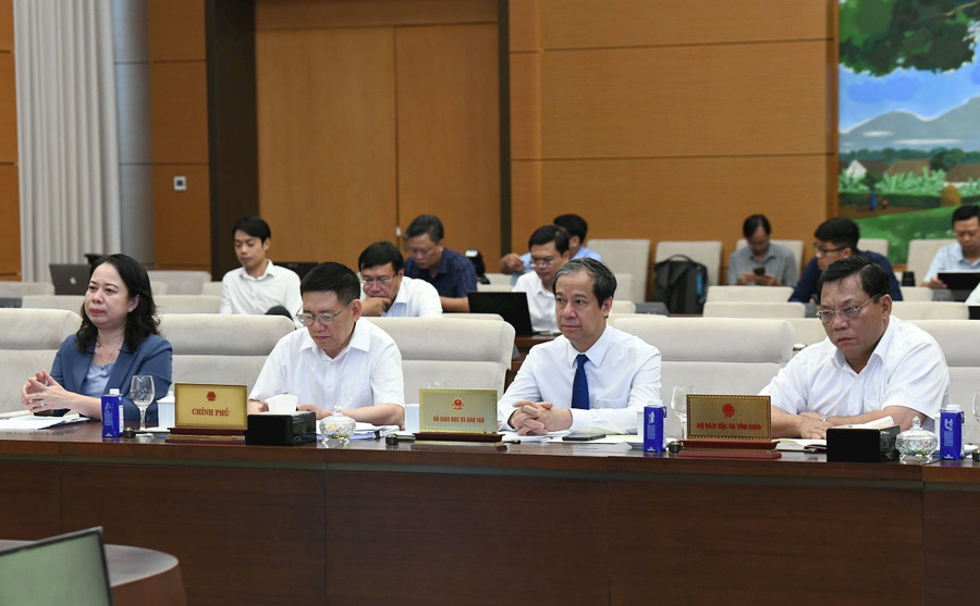 Bộ trưởng Bộ GD&ĐT Nguyễn Kim Sơn (thứ 2 từ phải sang) tại phiên họp. Ảnh: Lâm Hiển (Đại biểu Nhân dân). dsc-1732.jpg