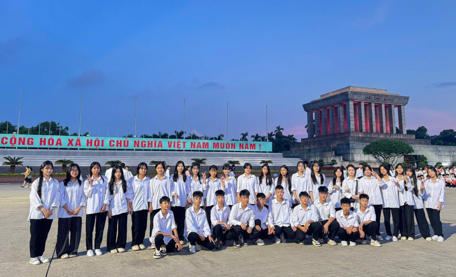 Học sinh Trường THPT Trần Quang Khải tham quan Lăng Chủ tịch Hồ Chí Minh.