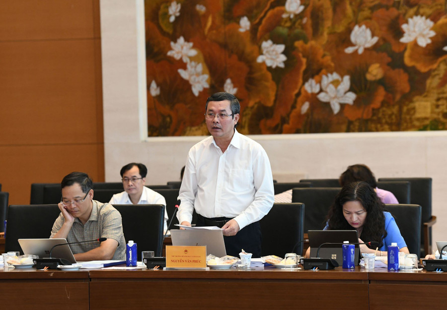 Thứ trưởng Bộ GD&ĐT Nguyễn Văn Phúc phát biểu tại phiên họp. thu-truong-bo-gd-dt-nguyen-van-phuc.jpg