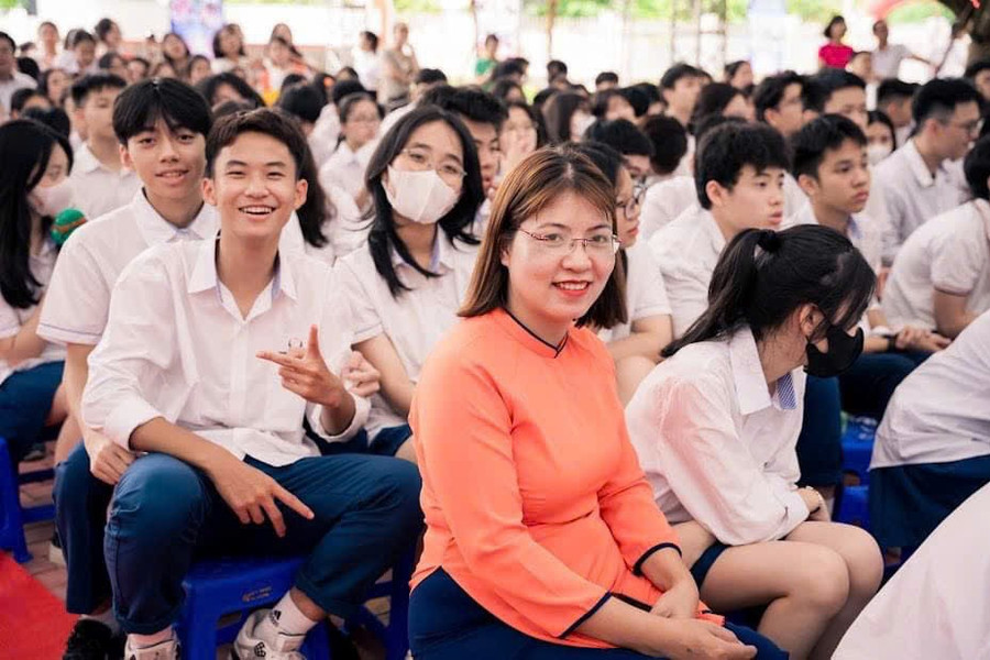 Cô Nguyễn Thị Hải Yến và học sinh Phenikaa School. co-nguyen-thi-hai-yen.jpg