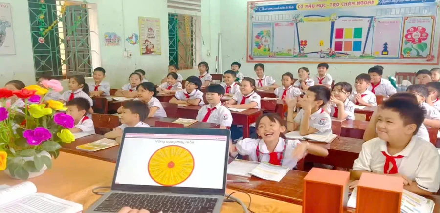 Học sinh Trường Tiểu học thị trấn Hạ Hòa (Phú Thọ) trong giờ Toán.