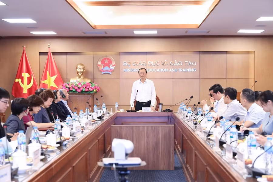 Thứ trưởng Thường trực Phạm Ngọc Thưởng chủ trì hội thảo.