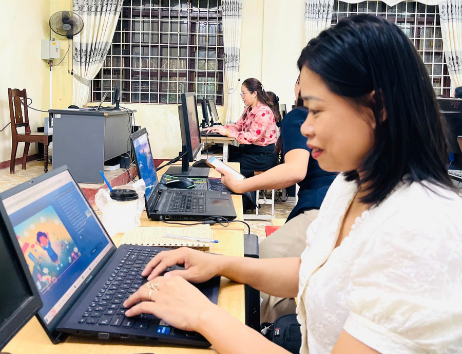 Giáo viên giáo dục thường xuyên bồi dưỡng kỹ năng ứng dụng công nghệ trong dạy học.