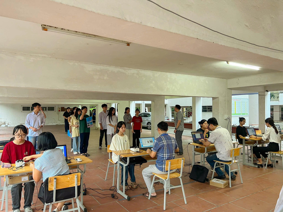 Thí sinh làm thủ tục để dự thi V-SAT- TNU năm 2024.