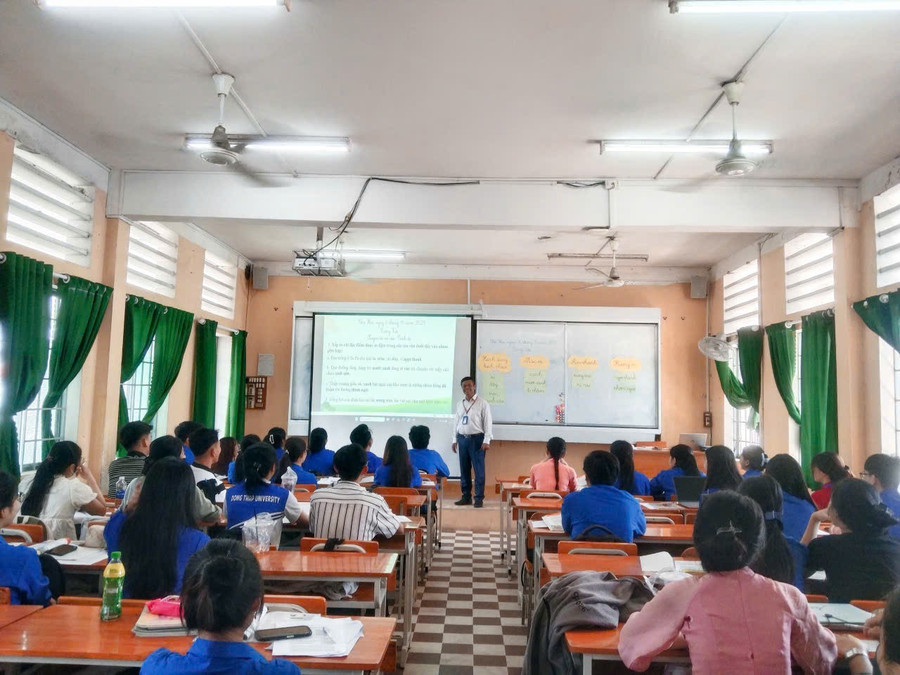 NGƯT Tô Ngọc Sơn trong giờ dạy.