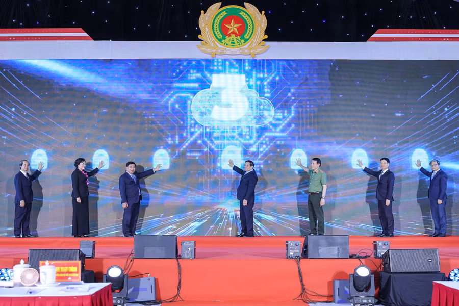 Thủ tướng và các đại biểu ấn nút khai trương Trung tâm dữ liệu quốc gia số 1 - Ảnh: VGP/Nhật Bắc.