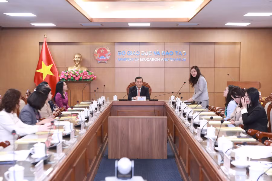 Thứ trưởng Bộ GD&ĐT Nguyễn Văn Phúc chủ trì Hội nghị.