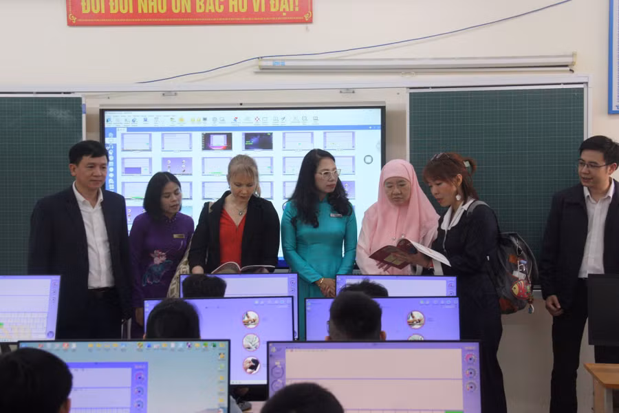 Đoàn đại biểu Bộ GD&ĐT cùng Ban Thư ký SEAMEO thăm lớp học tại Trường tiểu học Ngô Thì Nhậm.