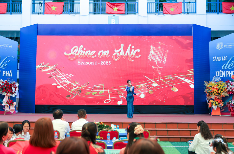 Tiết mục biểu diễn của ca sĩ Tống Linh Linh khuấy động không khí ngày khai trường. hytr0473.jpg