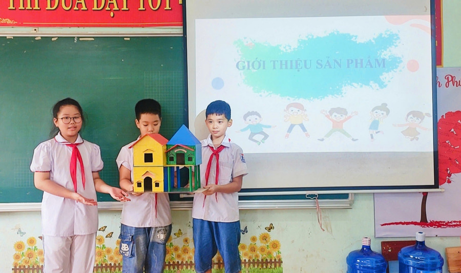 Học sinh Trường Tiểu học thị trấn Hạ Hòa với sản phẩm STEAM trong học Toán. toan-1.jpg