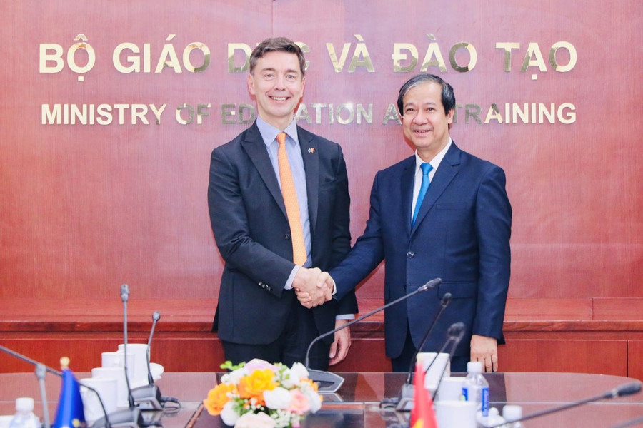 Bộ trưởng Nguyễn Kim Sơn và ông Julien Guerrier - Đại sứ Liên minh Châu Âu (EU) tại Việt Nam.