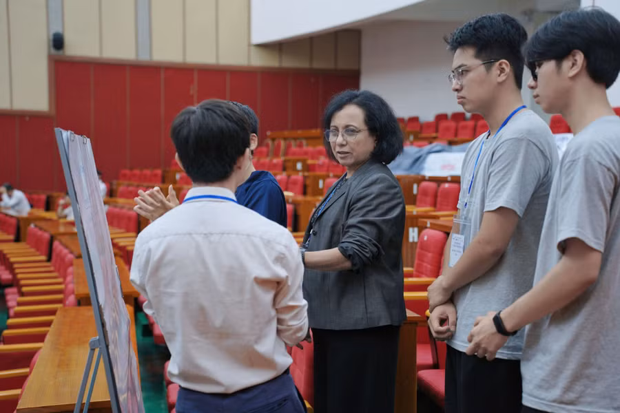 TS. Debabani Choudhury trao đổi trực tiếp với sinh viên.