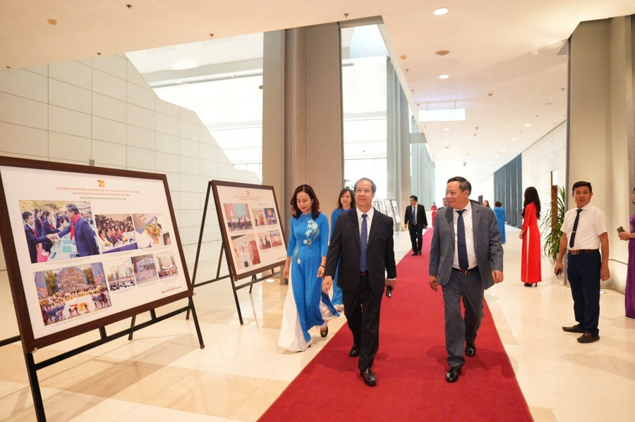 Bộ trưởng Bộ GD&ĐT Nguyễn Kim Sơn tham quan triển lãm ảnh chủ đề “Xưa và Nay” - một trong những hoạt động kỷ niệm 70 năm ngành Giáo dục Thủ đô. 