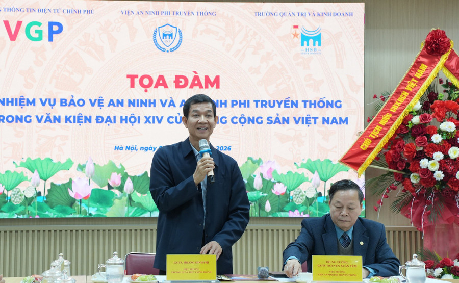 GS.TS Hoàng Đình Phi, Hiệu trưởng Trường Quản trị và Kinh doanh (ĐH Quốc gia Hà Nội) phát biểu tại tọa đàm.