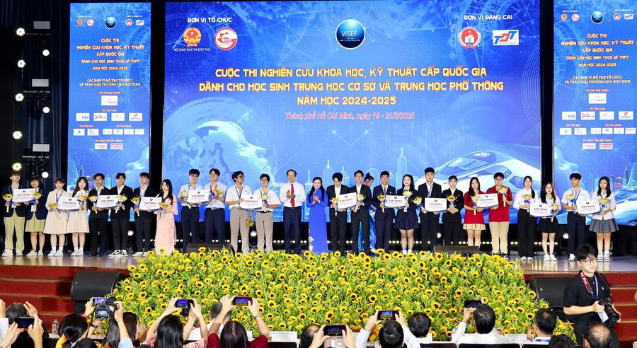 Trao giải Nhất cho 12 dự án dự thi nghiên cứu khoa học, kỹ thuật cấp quốc gia học sinh THCS và THPT năm học 2024-2025.