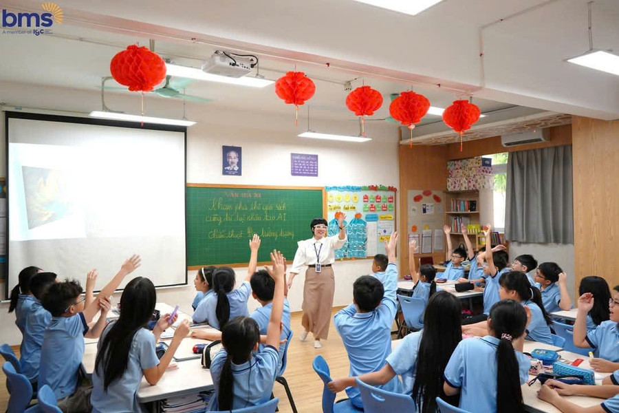 Cô Ngô Thị Thanh Huyền và học sinh Trường THCS Ban Mai trong giờ Ngữ văn.