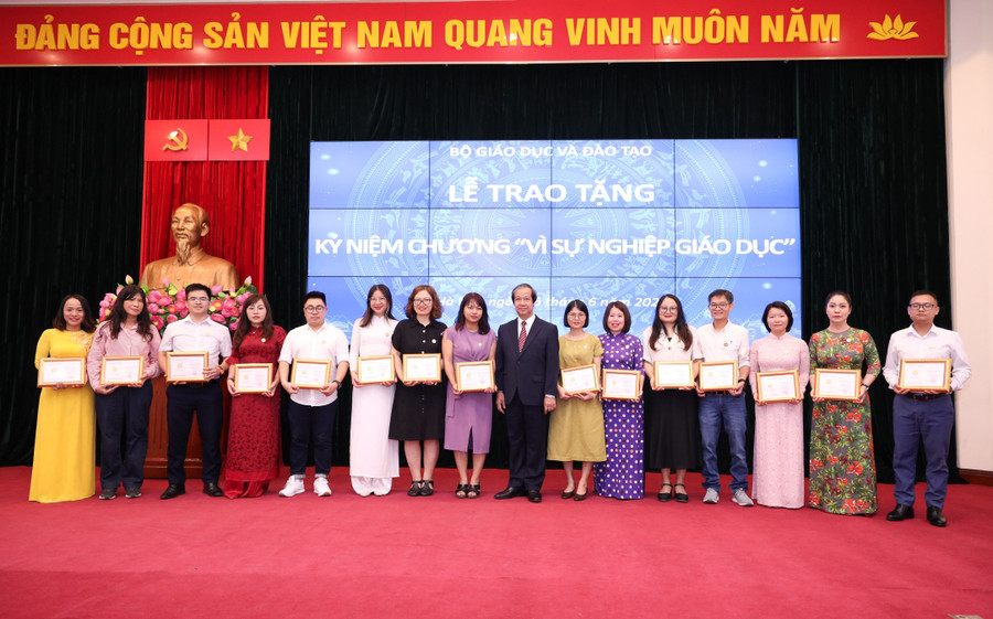 Bộ trưởng Nguyễn Kim Sơn trao Kỷ niệm chương "Vì sự nghiệp giáo dục" cho các nhà báo. img-4909.jpg