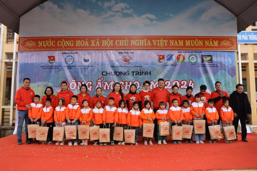 Chương trình "Đông ấm cho em" 2024 tặng quà cho học sinh Trường PTDT bán trú Tiểu học và THCS Trung Thành, xã Trung Thành (Tràng Định,Lạng Sơn).