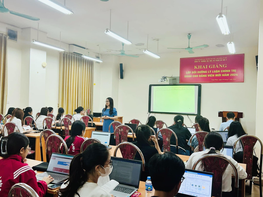 TS. Phạm Thị Thúy Vân dạy lớp Bồi dưỡng Lý luận chính trị cho đảng viên mới Trường Đại học Sư phạm Hà Nội 2 năm 2024. ts-thuy-van.jpg