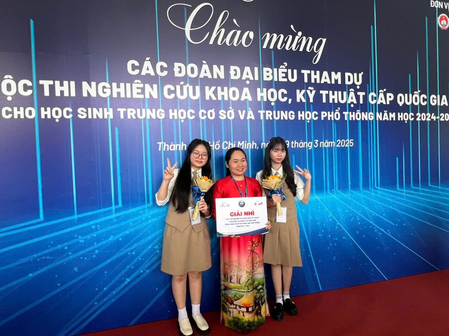 Cô Nguyễn Thu Quyên và học trò giành giải thưởng trong Cuộc thi Nghiên cứu khoa học, kỹ thuật cấp quốc gia cho học sinh trung học. co-quyen-1.jpg