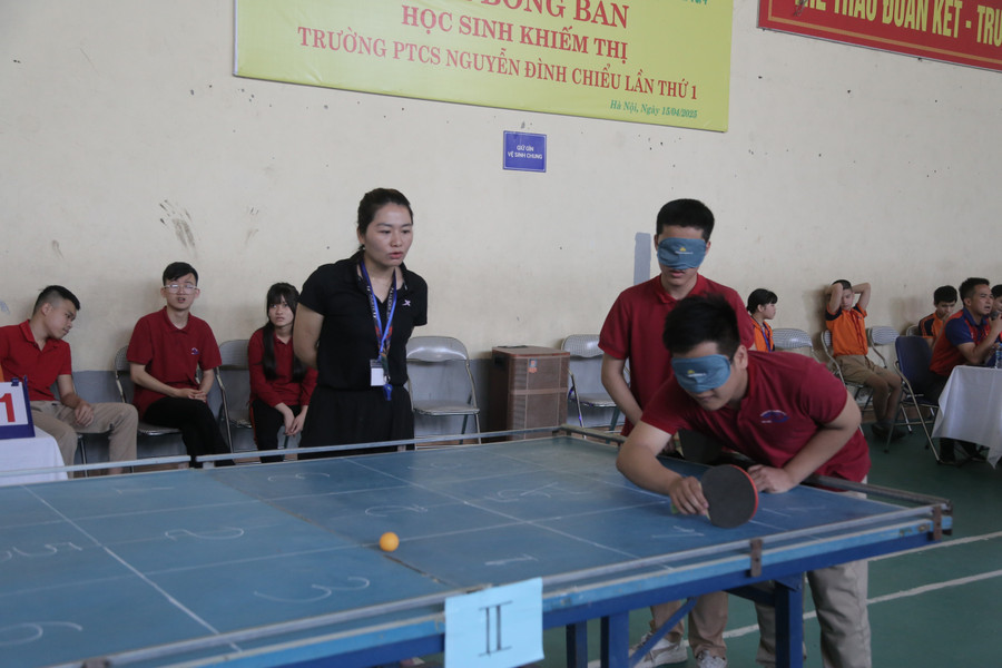 Học sinh khiếm thị Trường PTCS Nguyễn Đình Chiểu trong giải đấu.
