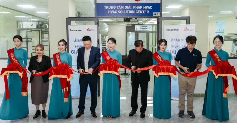 Cắt băng khánh thành Trung tâm Giải pháp HVAC tại Trường ĐH Công nghiệp TP.Hồ Chí Minh.