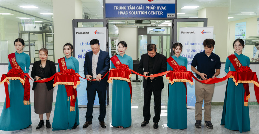 Cắt băng khánh thành Trung tâm Giải pháp HVAC tại Trường ĐH Công nghiệp TP.Hồ Chí Minh.