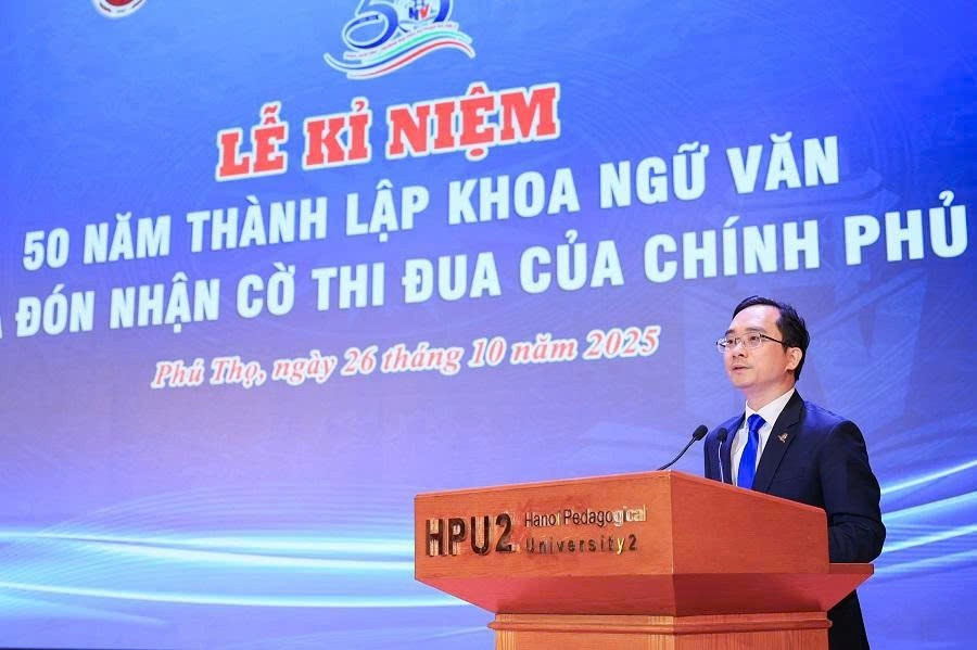 PGS, TS Bùi Minh Đức - Trưởng khoa Ngữ văn phát biểu tại buổi lễ. 3.jpg