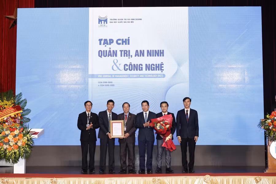 Cục trưởng Cục Báo chí, Bộ Thông tin và Truyền thông Lưu Đình Phúc trao giấy phép thành lập Tạp chí “Quản trị, an ninh và Công nghệ” cho Trường Quản trị và Kinh doanh - ĐHQG Hà Nội.