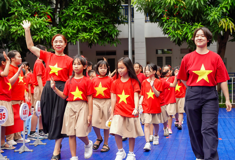 Cô trò trong áo cờ đỏ sao vàng rực rỡ chào mừng 80 năm ngày Quốc khánh.