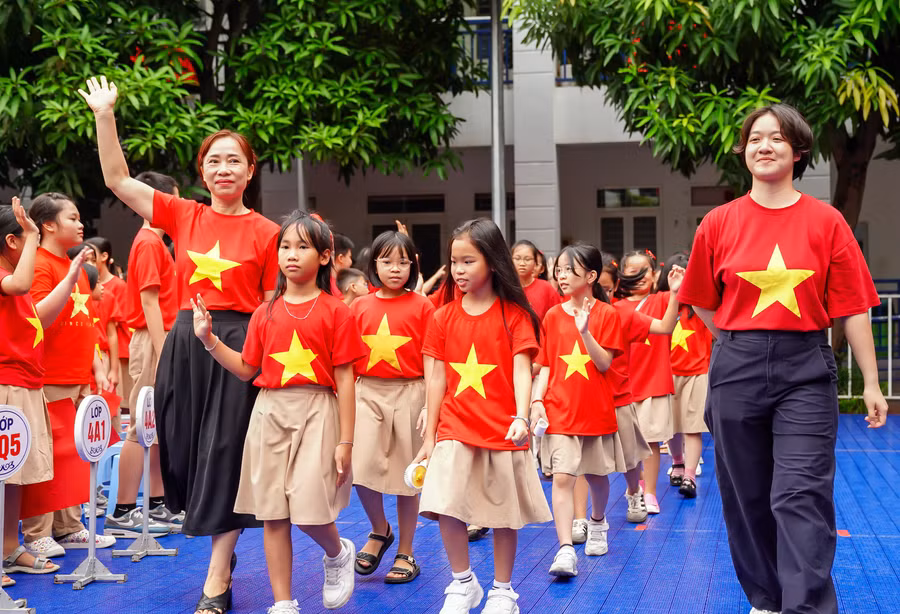 Cô trò trong áo cờ đỏ sao vàng rực rỡ chào mừng 80 năm ngày Quốc khánh.