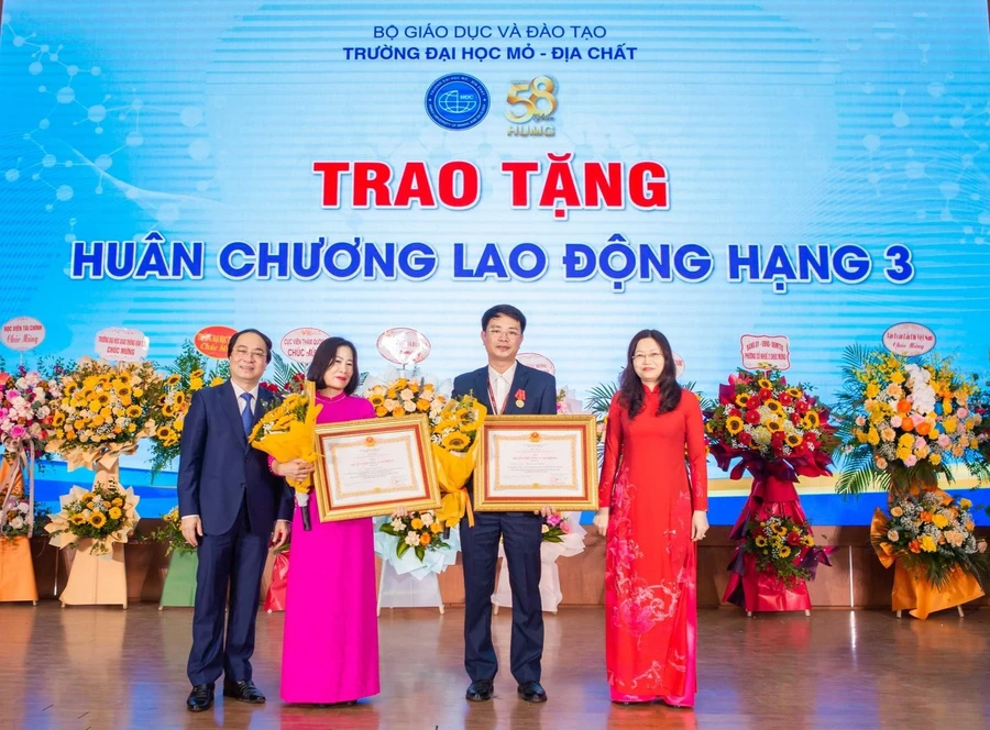 Bà Nguyễn Thị Hạnh – Phó Vụ trưởng Vụ Tổ chức cán bộ (Bộ GD&ĐT) thừa uỷ quyền trao tặng Huân chương Lao động hạng 3 cho PGS.TS Nguyễn Ngọc Khánh và TS Nguyễn Thị Kim Ngân. 