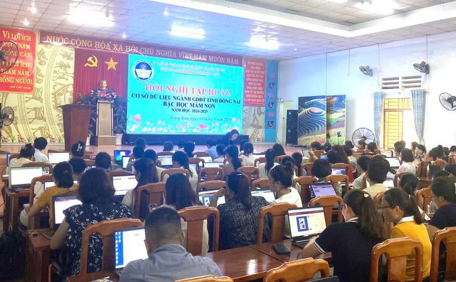 Cán bộ quản lý, giáo viên tham gia tập huấn về cơ sở dữ liệu ngành Giáo dục.