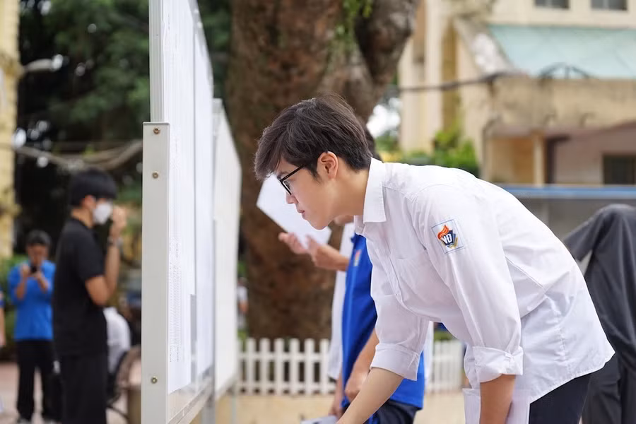 Thí sinh dự Kỳ thi tốt nghiệp THPT năm 2024 xem danh sách phòng thi tại Điểm thi. Ảnh: Xuân Phú.