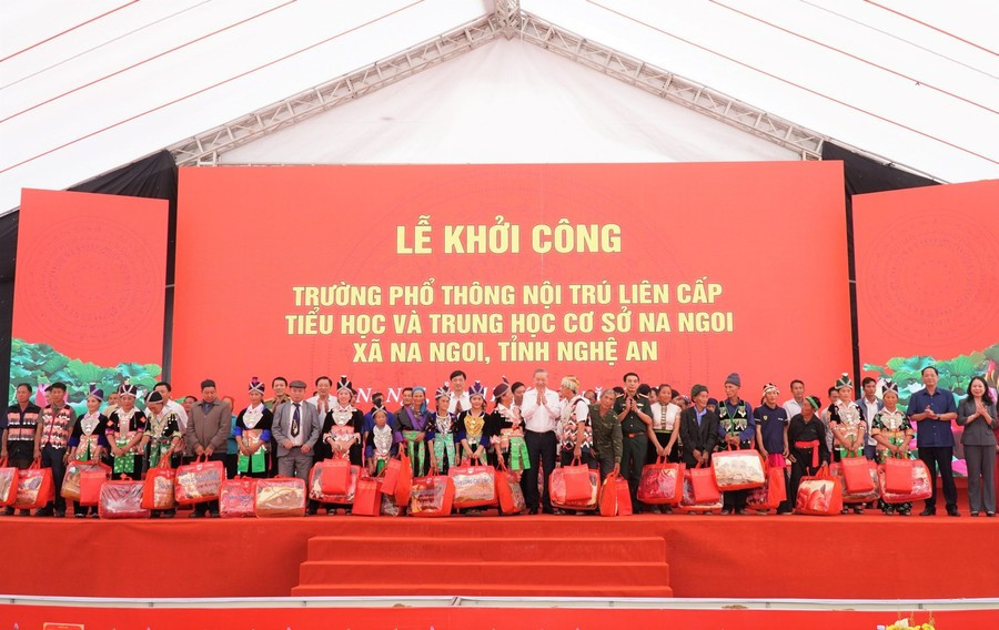 Tổng Bí thư Tô Lâm trao quà cho 50 hộ dân xã Na Ngoi tại lễ khởi công ở xã Na Ngoi, Nghệ An.