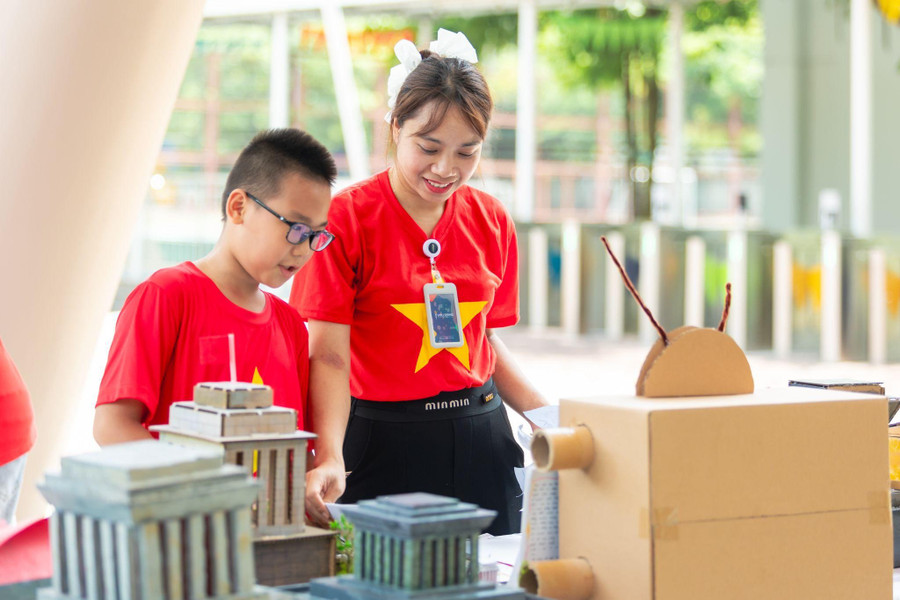 Lịch sử không còn là những trang sách khô khan, mà trở thành mạch nguồn sống động, được cảm nhận bằng trái tim và tái hiện qua trí tưởng tượng của thế hệ trẻ. image007.jpg