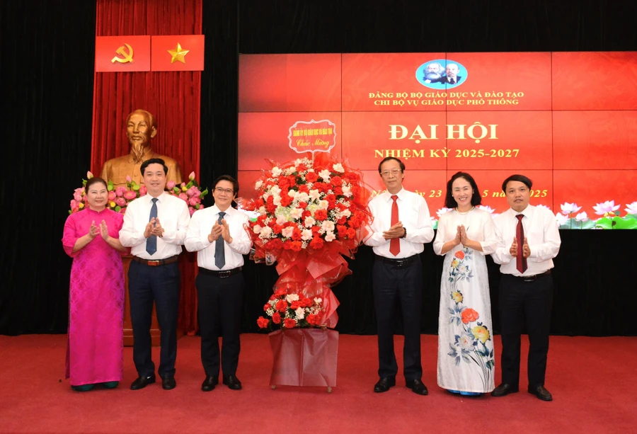 Phó Bí thư Thường trực Đảng ủy Bộ GD&ĐT, Thứ trưởng Thường trực Bộ GD&ĐT Phạm Ngọc Thưởng thay mặt Đảng ủy Bộ GD&ĐT tặng hoa chúc mừng Đại hội.