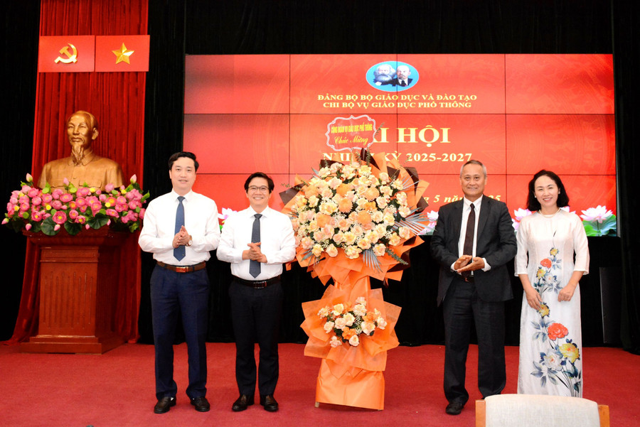 Đại diện Công đoàn Vụ Giáo dục phổ thông tặng hoa chúc mừng. vu-gdpt.jpg